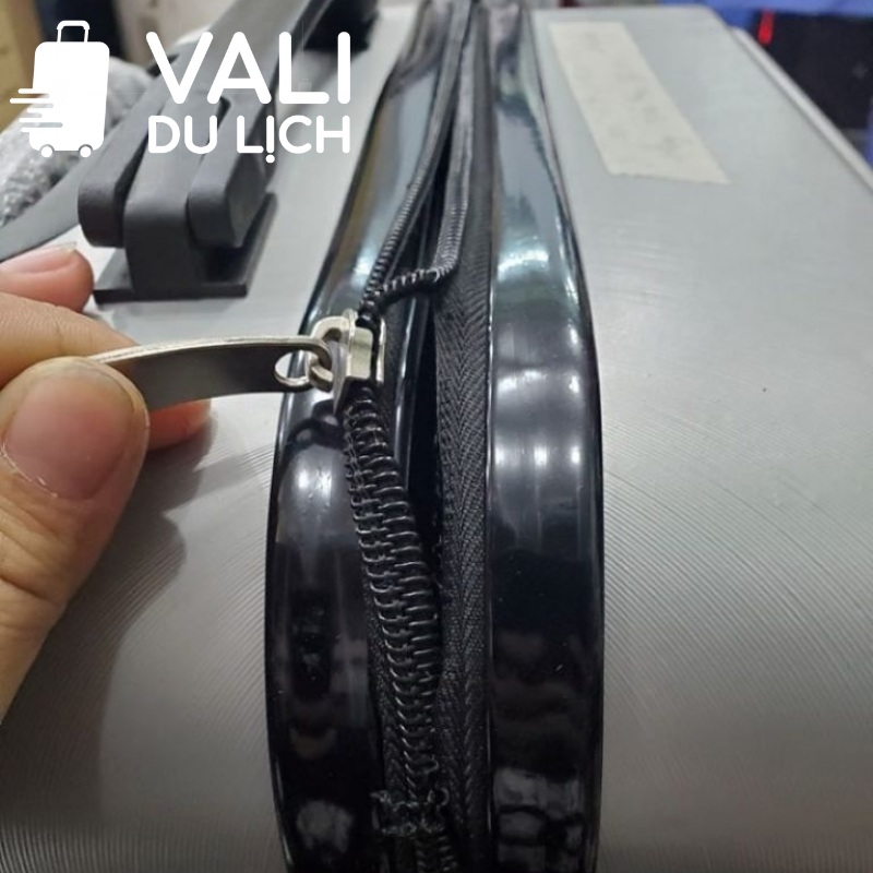 Kiểm tra dây kéo vali